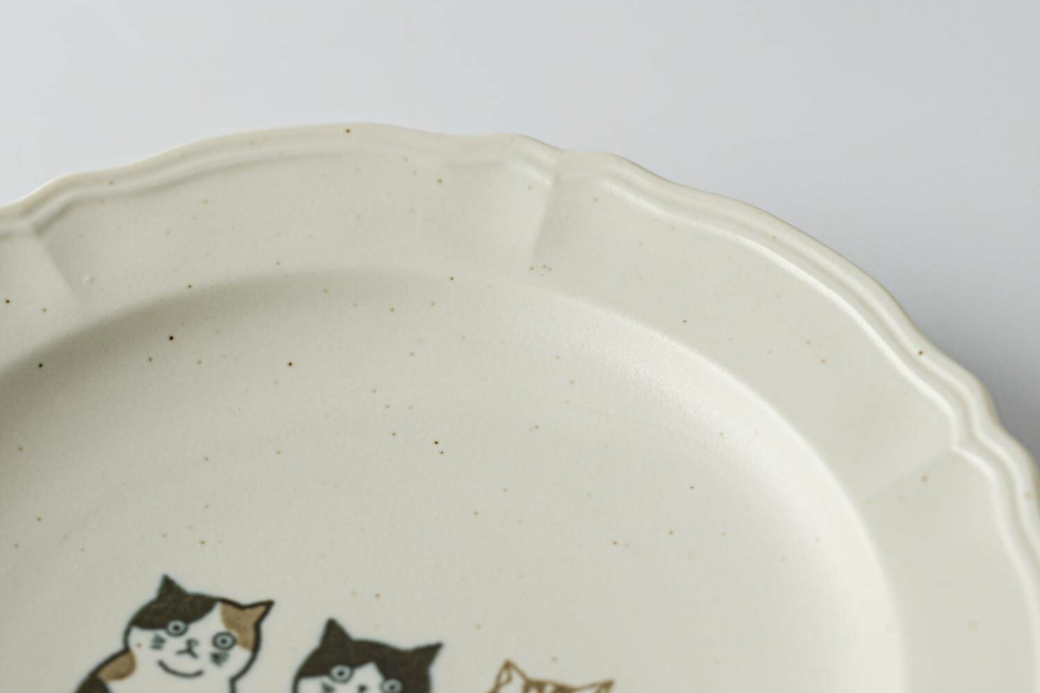 Minoyaki Shichita Cat Trio Pebbled Ivory Plate Set