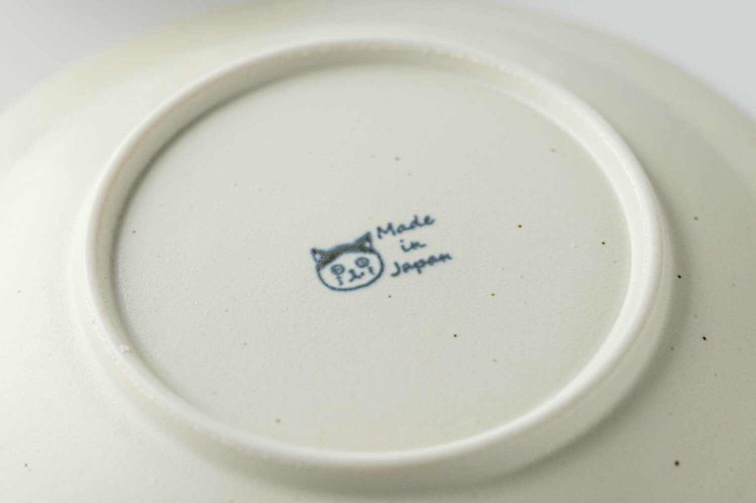 Minoyaki Shichita Cat Trio Pebbled Ivory Plate Set