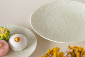 Miyama Spring 2022 - Ivory Spring Florets Embossed Minoyaki Porcelain Plate