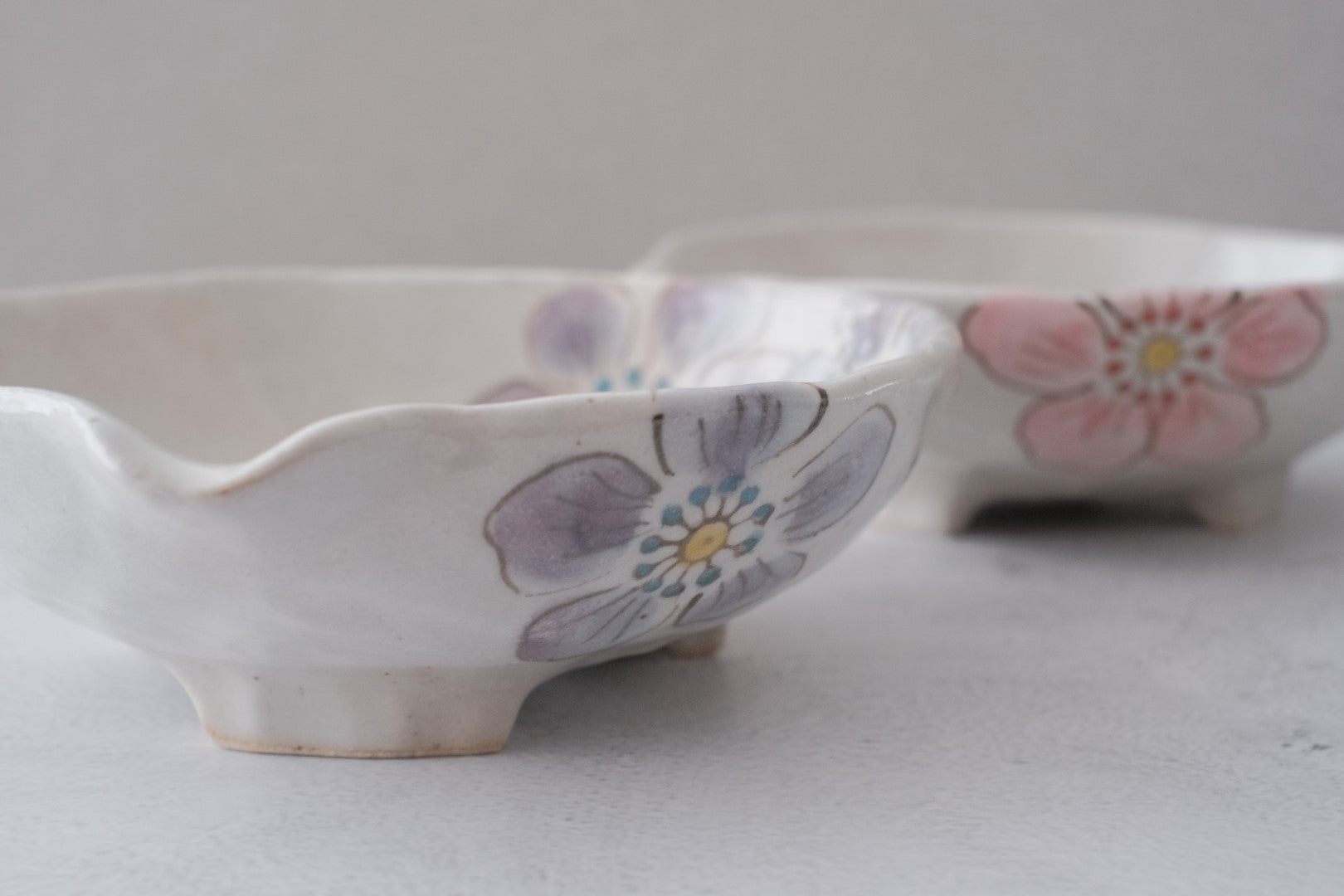 Kohiki Flower Minoyaki Three Legged Lipped Serving Dish & Saucer