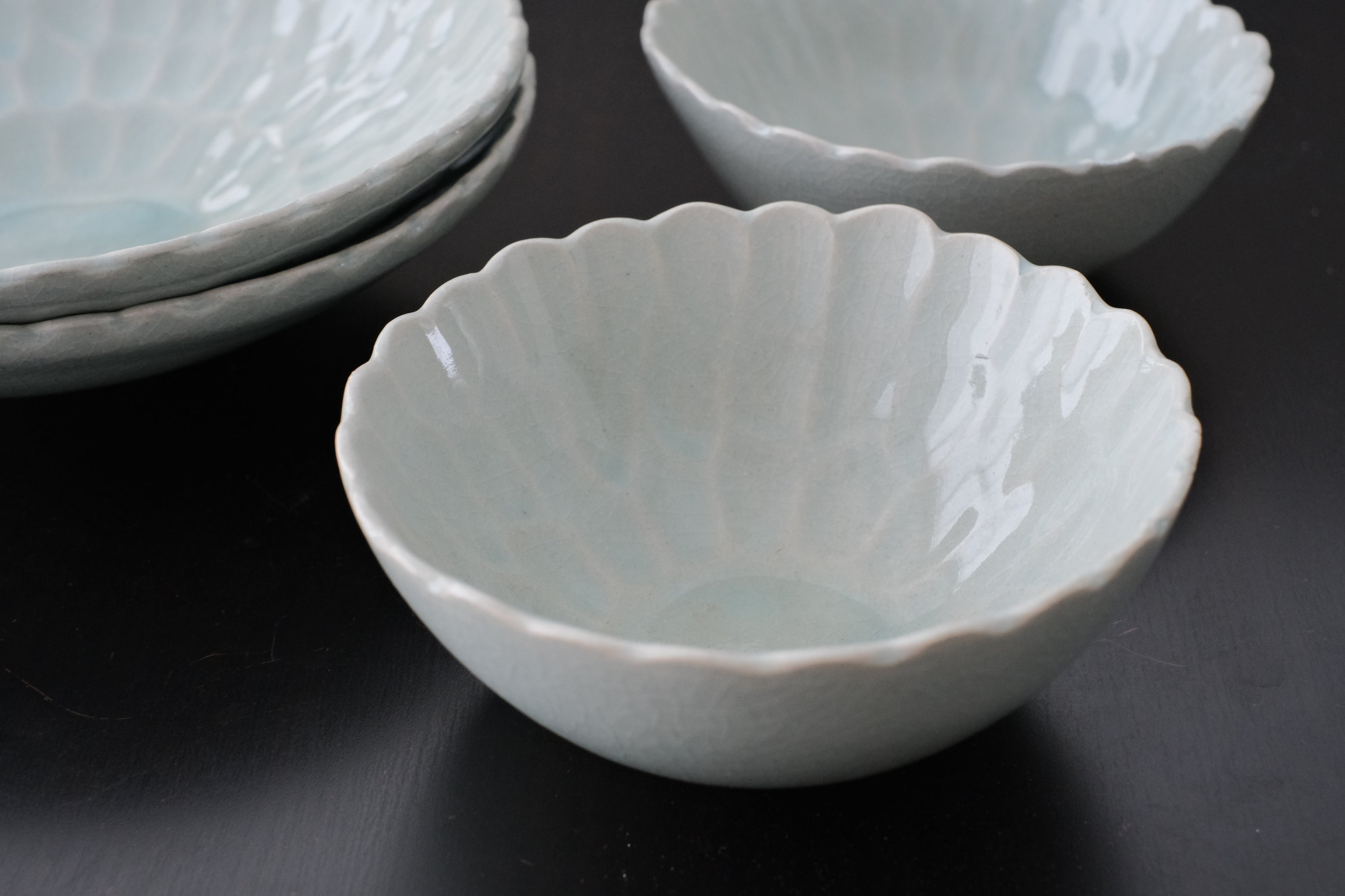 Dahlia Ice Crackle Minoyaki Serving Bowls