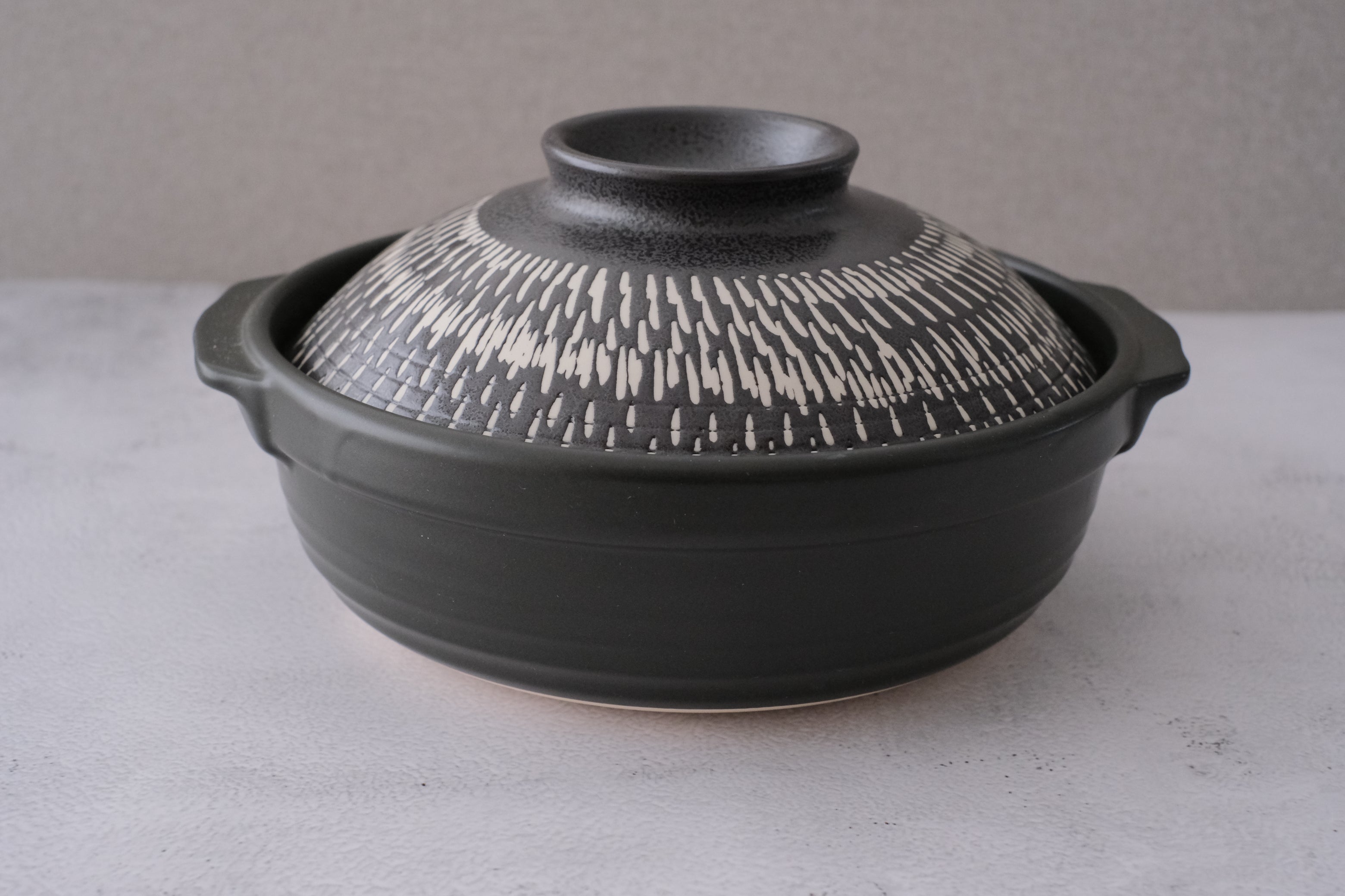Tochiri Donabe Earthenware Clay Pot - Black Mikage