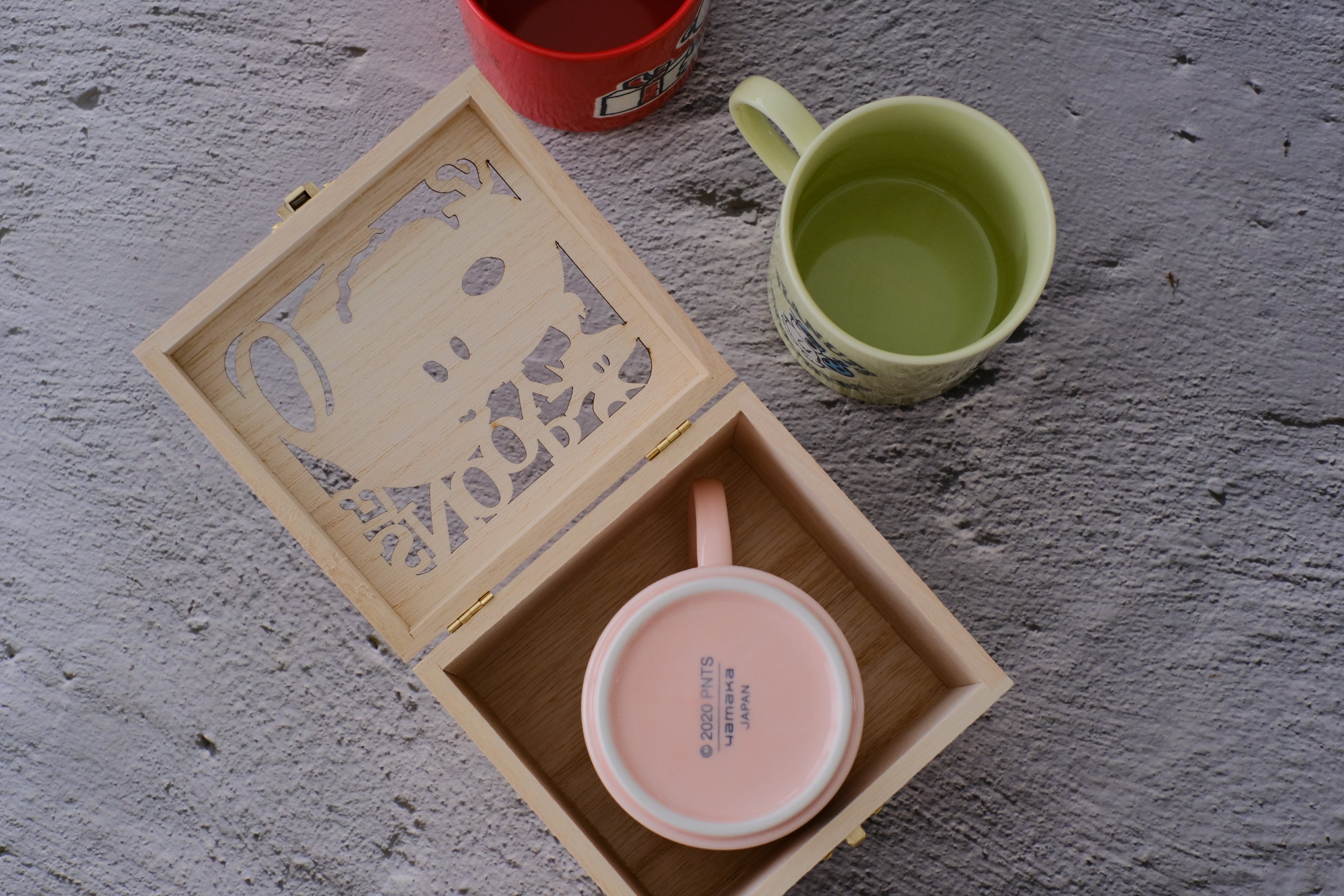 Peanuts Snoopy Japan Coffee Mug Cup in Wooden Lightbox