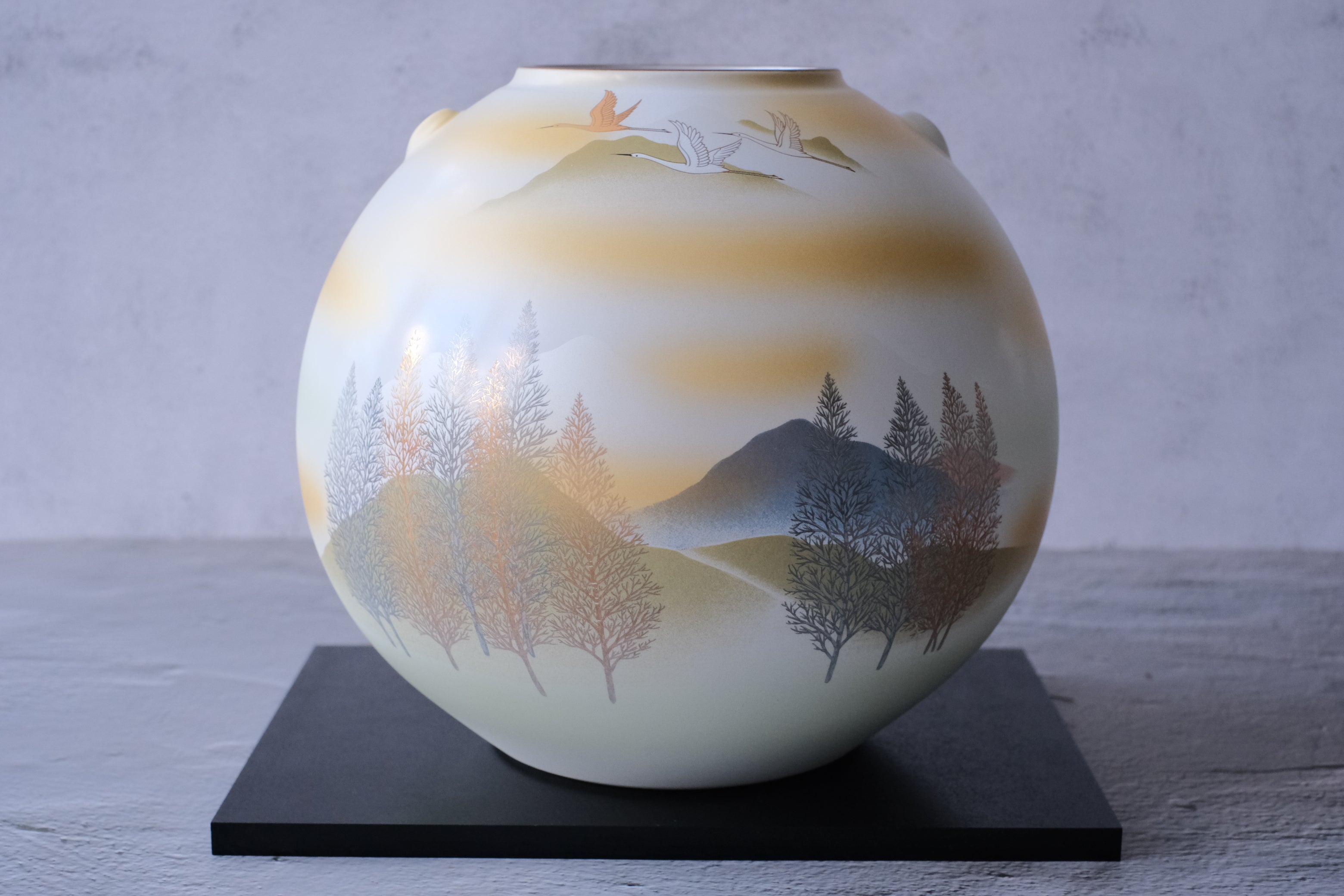 Kutaniyaki White & Gold Scenic Round Vase